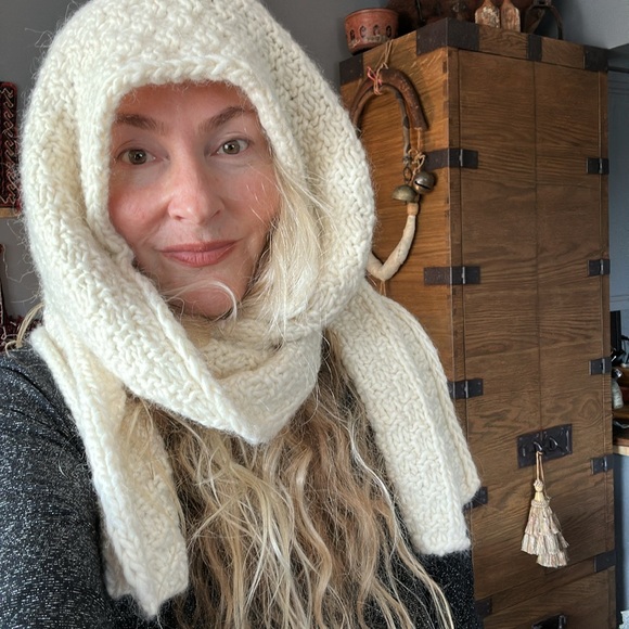 Soft cream color, handmade snood. I bought this in Vilnius Lithuania at a market - Picture 4 of 14
